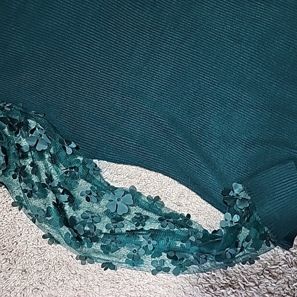 Accent sleeve sweater - Picture 2 of 3